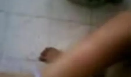 लड़की एक मुखौटा सेक्सी इंग्लिश वीडियो में डिक चूसने