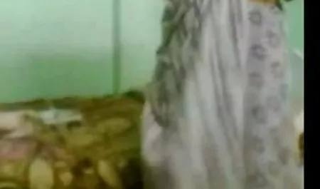 एक सेक्सी वीडियो में अंधेरे सौंदर्य के लिए आराम