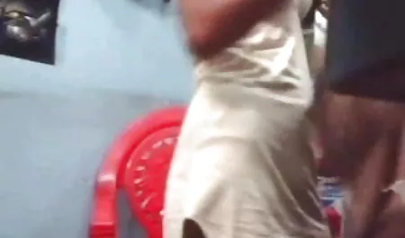 आकर्षक बेब सेक्से विदो में एक प्रकाश भीड़ के प्रेमकाव्य