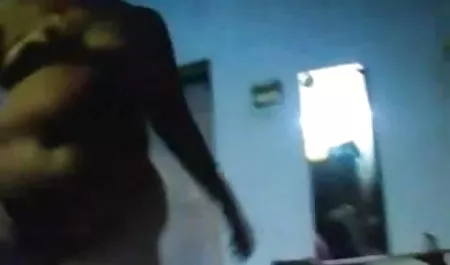 वह बाहर सैकसविडियो क्या कर रहा है?