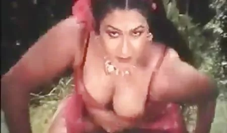 सेक्स वीडियो सेक्सी हिंदी में पर एक बिस्तर के साथ एक 18 वर्षीय लड़की