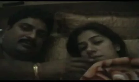 समूह वीडियो के साथ एक भारतीय xx युवा हूकर