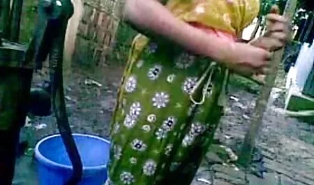 फ्रेंच मैडम गंजा कुत्ते को खुश करने के सेकसीवडीयो लिए