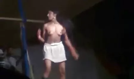 एक विशाल बिस्तर पर एक कोबरा के व्व्व क्सक्सक्स सेक्सी साथ टक्कर लगी हो जाता है