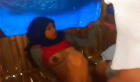 लोगों की एक भीड़ एक सुनहरे बालों पोर्न वीडियो देसी वाली महिला धंय है