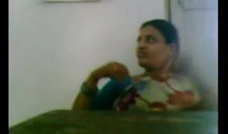 छात्र अश्लील xxxx एक परिपक्व चाचा छीन लिया है