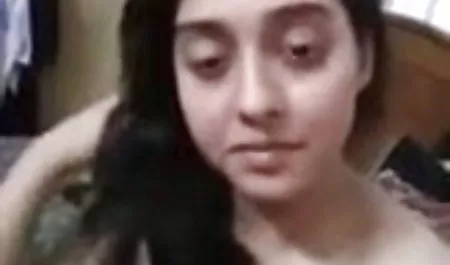एक मुस्कान के साथ शालवा एक योनि का एक सेकसिवीडियो सा है