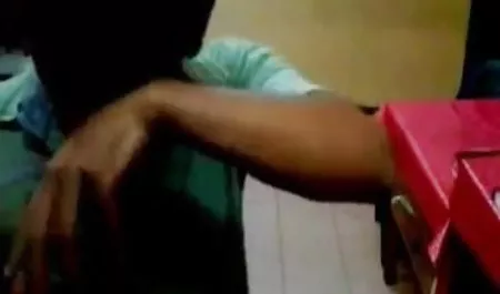 लड़की संगीत सेंसेक्सी विडियो के लिए ले जाता है