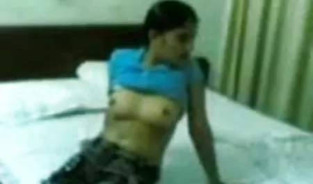 युवा xsi वीडियो जोड़ा हो जाता है टक्कर लगी है पर एक प्रकाश ब्राउन सोफे