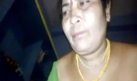 ब्रुकलिन चेस और सेक्सी वीडियो दिखा दुलार पर एक काले सोफे