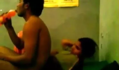 संतुष्ट आदमी दो पोर्न बीडीओ सेक्सी लड़कियों