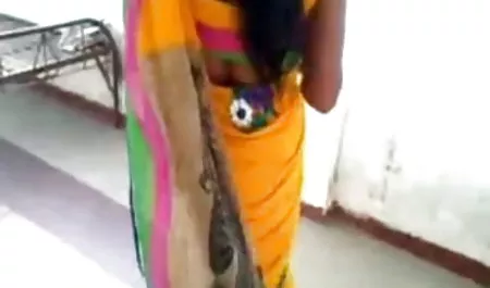 शॉवर में सेक्सी हिंदी वीडियो में स्नान सूट के तहत एक सुंदर बछड़ा