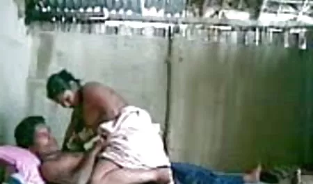 एक हिन्दी सेक्सी फिल्म आदमी टक्कर लगी है एक सुनहरे बालों वाली पर एक चमड़ा सोफे